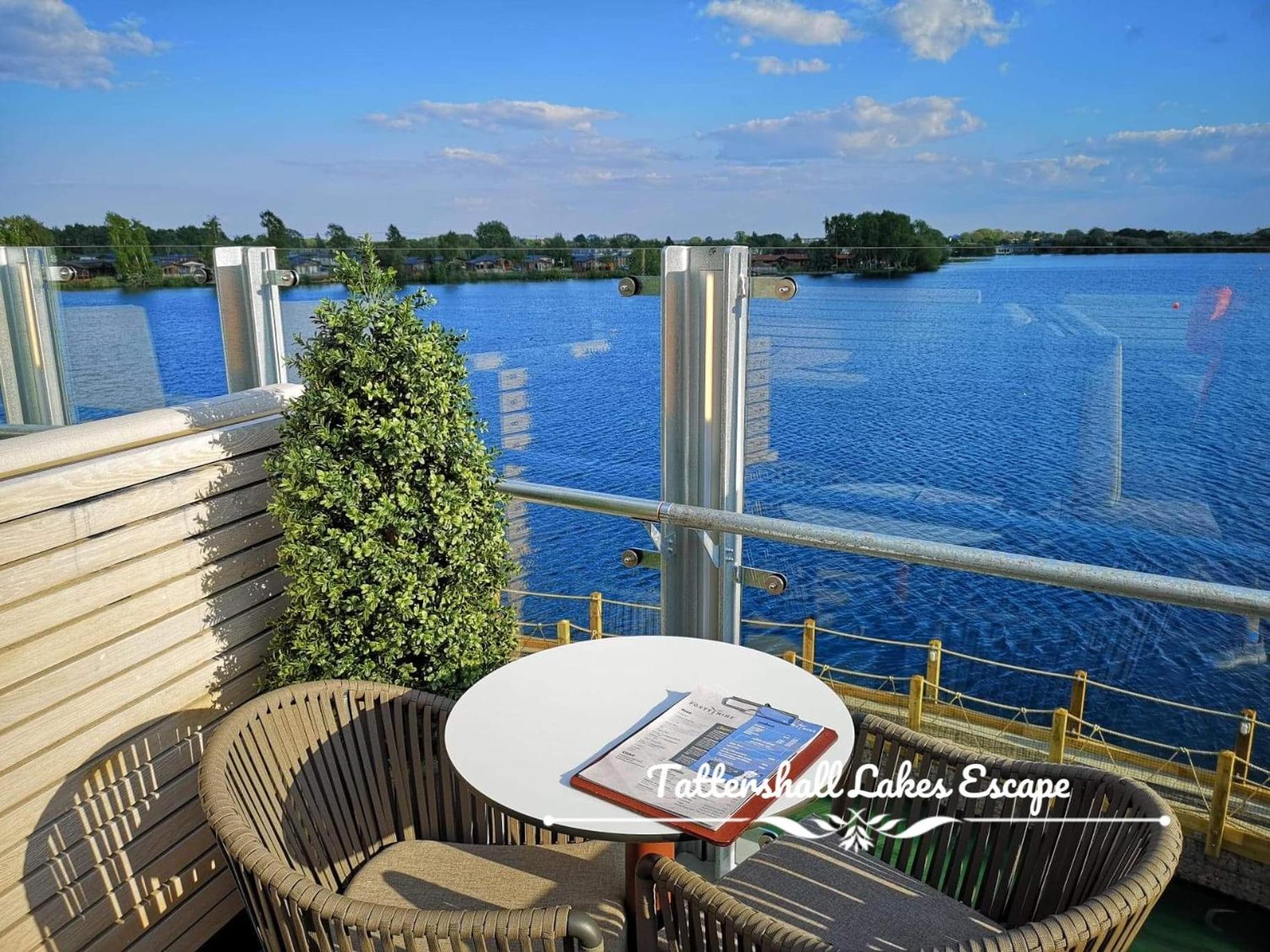 Meridian Tattershall Lakes Escape - Lakeside Lodge Caravan With A Fishing Peg Luxury Hot Tub Exterior photo