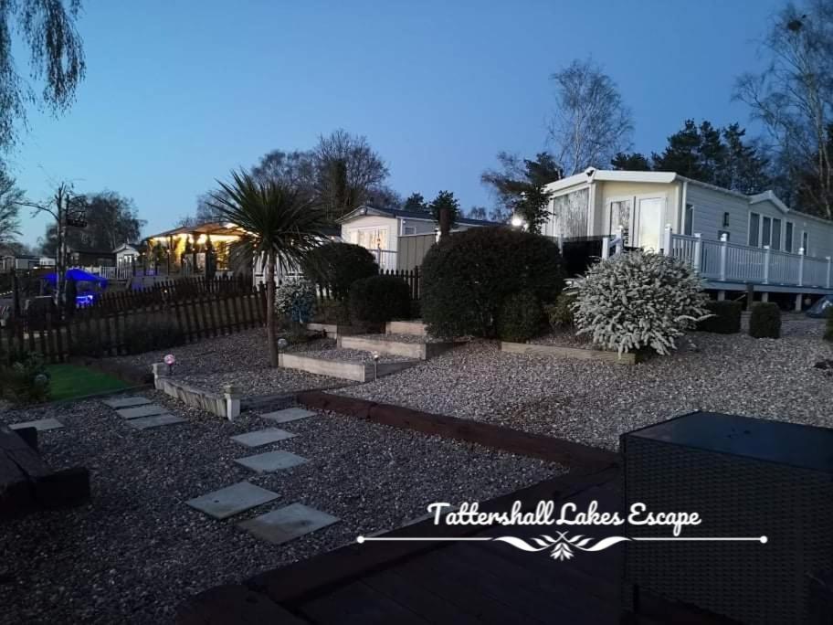Meridian Tattershall Lakes Escape - Lakeside Lodge Caravan With A Fishing Peg Luxury Hot Tub Exterior photo