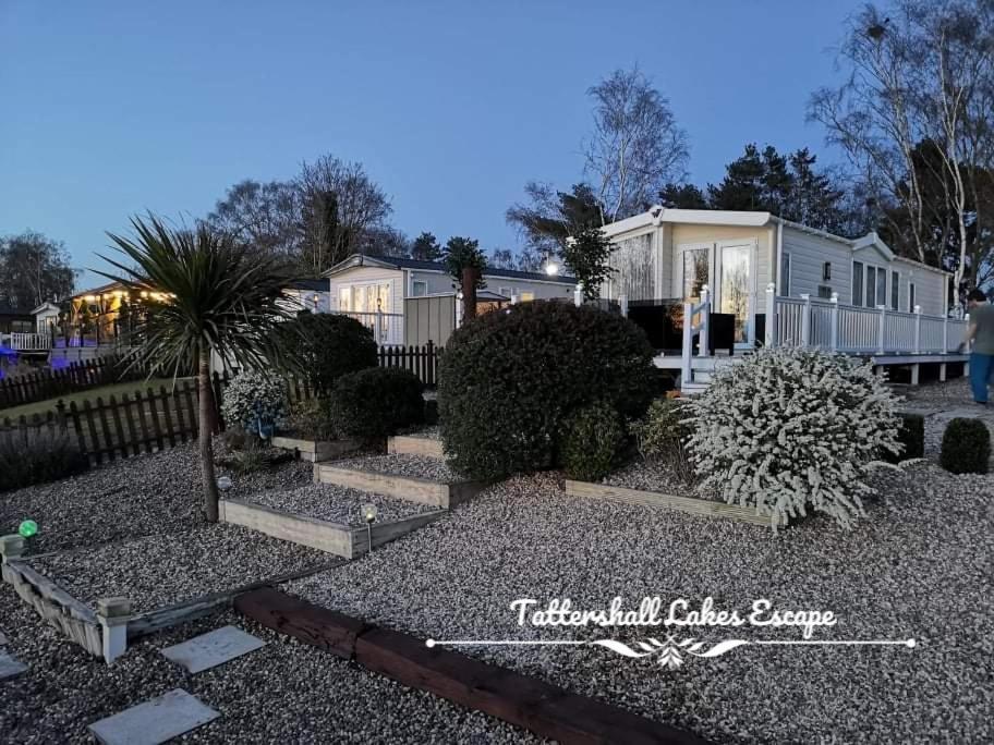 Meridian Tattershall Lakes Escape - Lakeside Lodge Caravan With A Fishing Peg Luxury Hot Tub Exterior photo